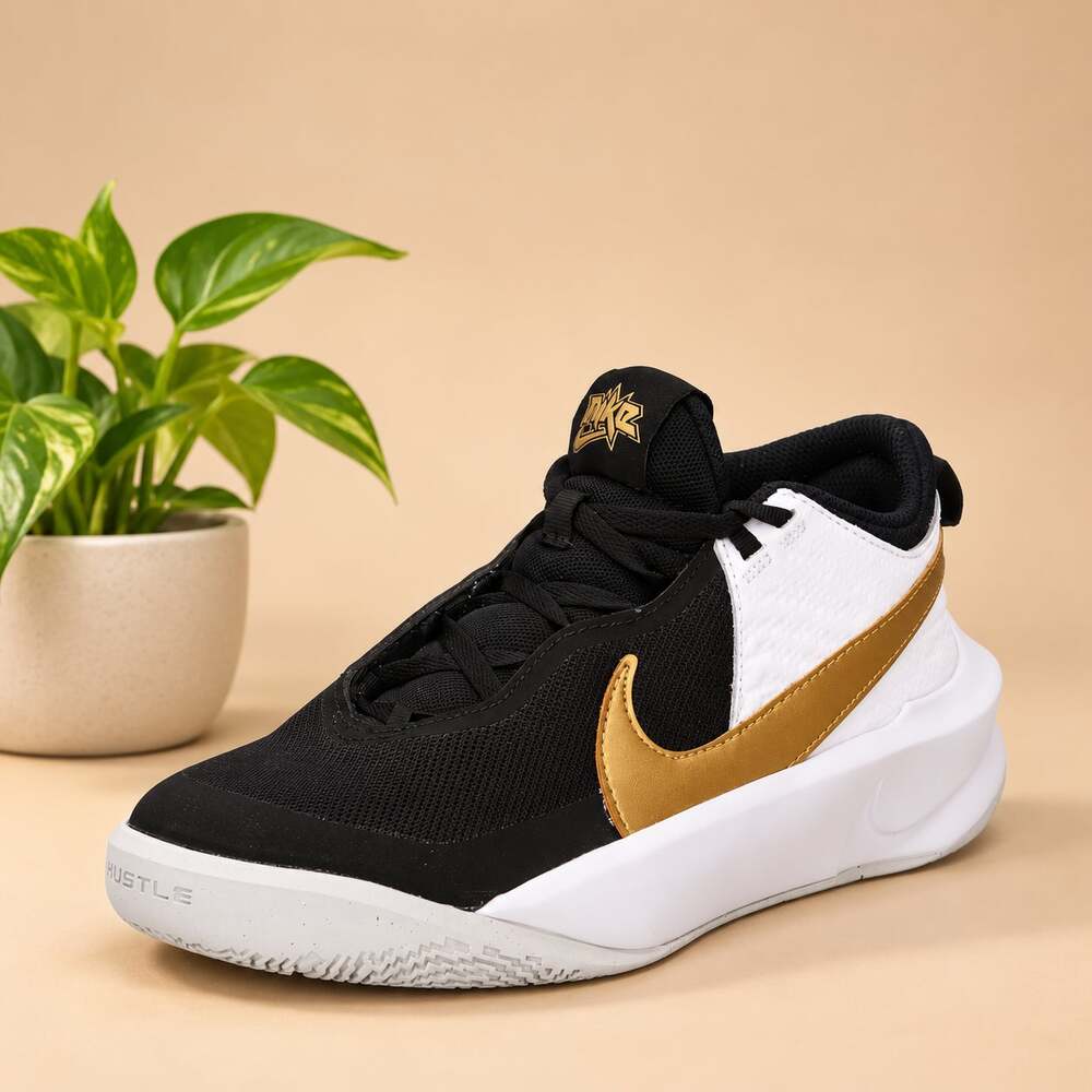 NWT Nike Kids Team Hustle D 10 Basketball Shoes Black/Gold Size 5.5 (BB)
